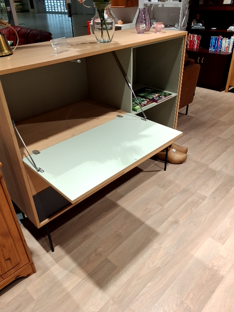 Flot skab. Aura Cabinet